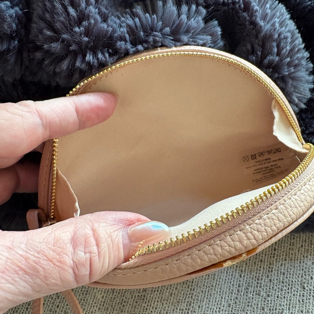 CHLOE, 💯 Authentic Pink Leather Logo Embossed Cosmetic Bag - Picture 11 of 16